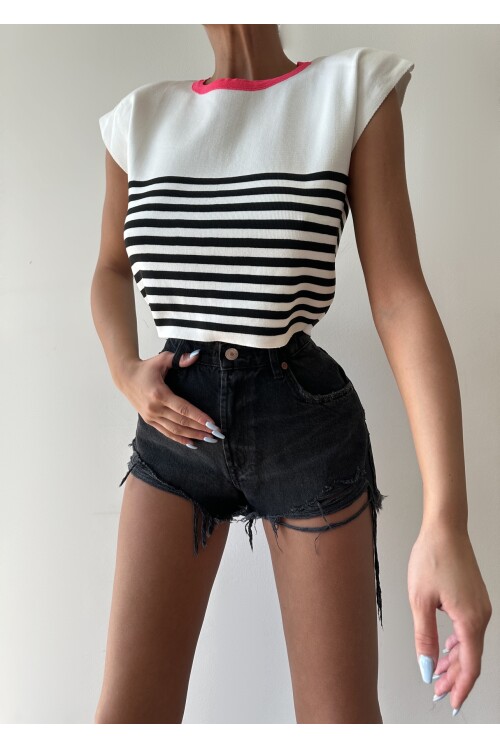 بلوزة تريكو بياقة دائرية وأكمام قصيرة