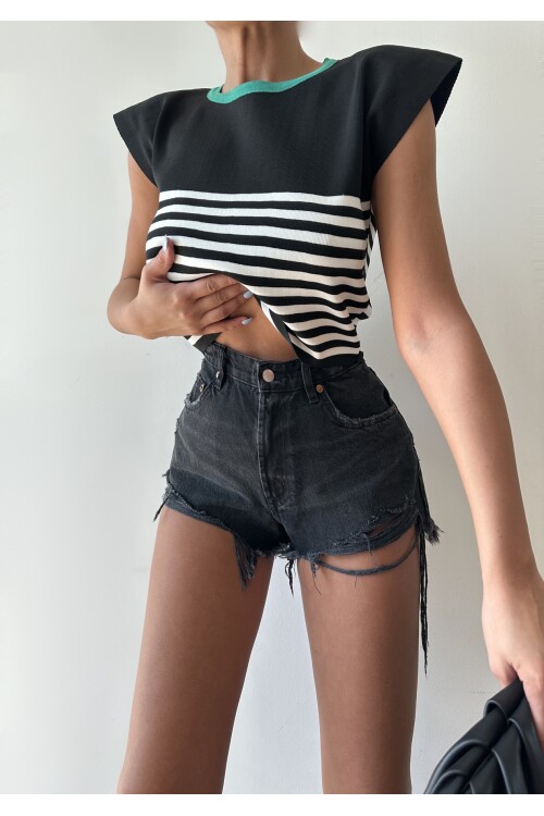 بلوزة تريكو بياقة دائرية وأكمام قصيرة