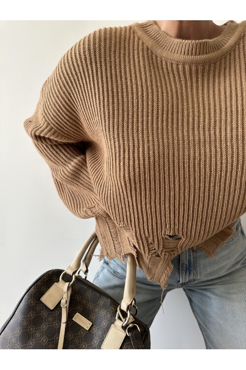 سترة تريكو ممزق بياقة دائرية