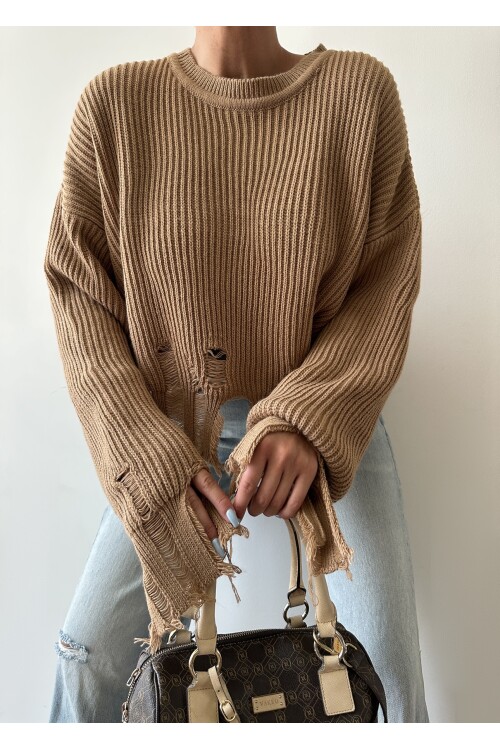 سترة تريكو ممزق بياقة دائرية