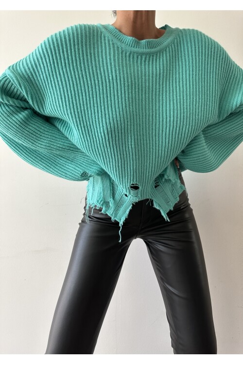 سترة تريكو ممزق بياقة دائرية