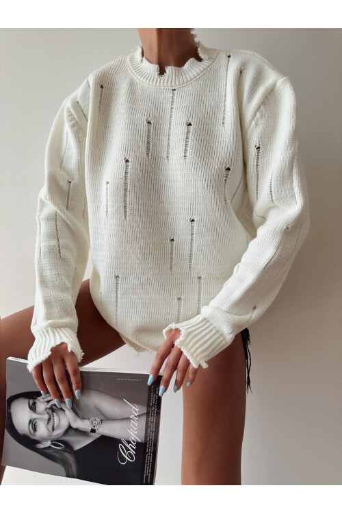 سترة نصف الياقة المدورة وممزقة