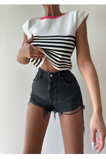 بلوزة تريكو بياقة دائرية وأكمام قصيرة